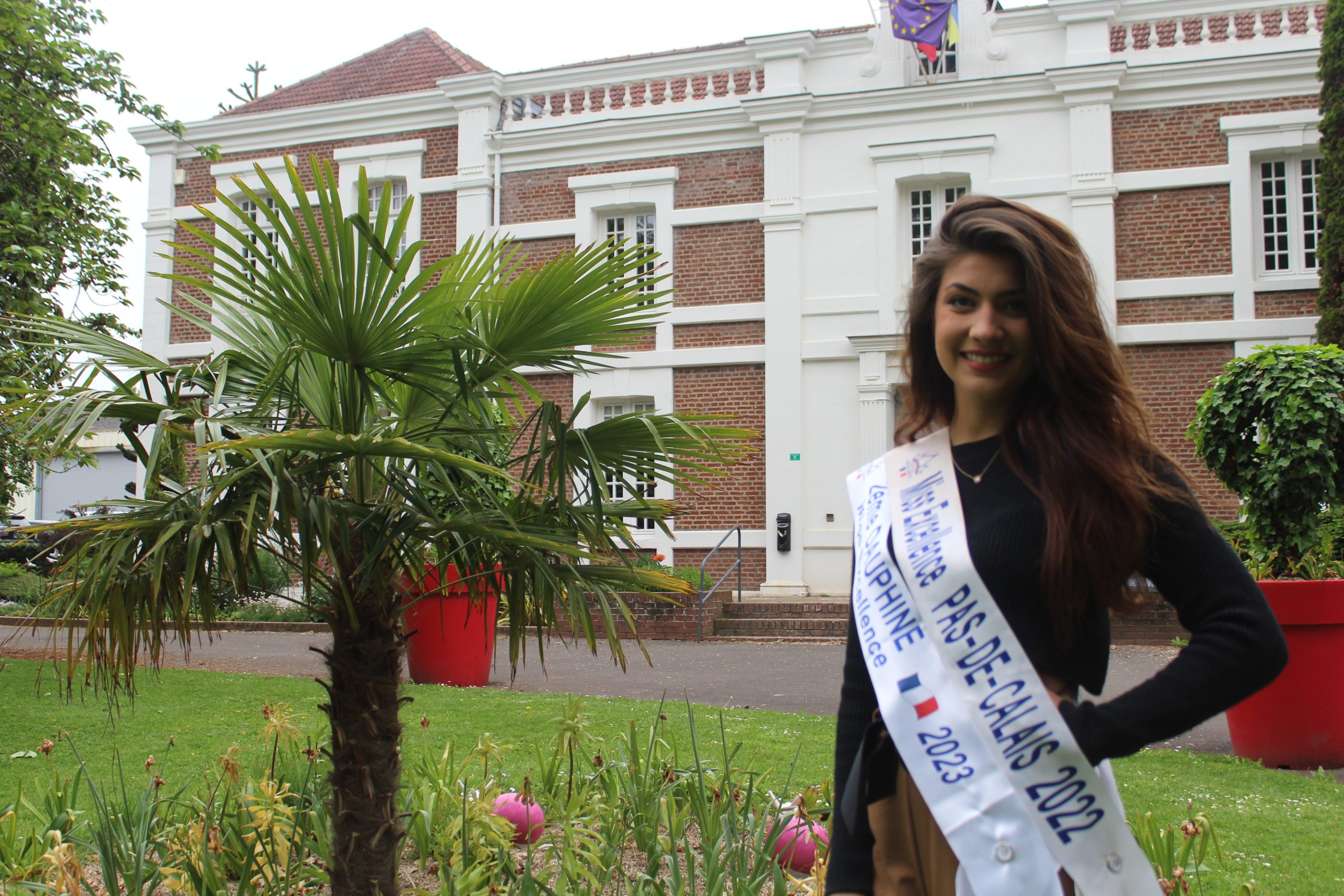 Coline Gorrée pose devant la mairie de Bully-les-Mines