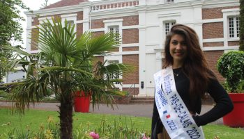 Coline Gorrée pose devant la mairie de Bully-les-Mines